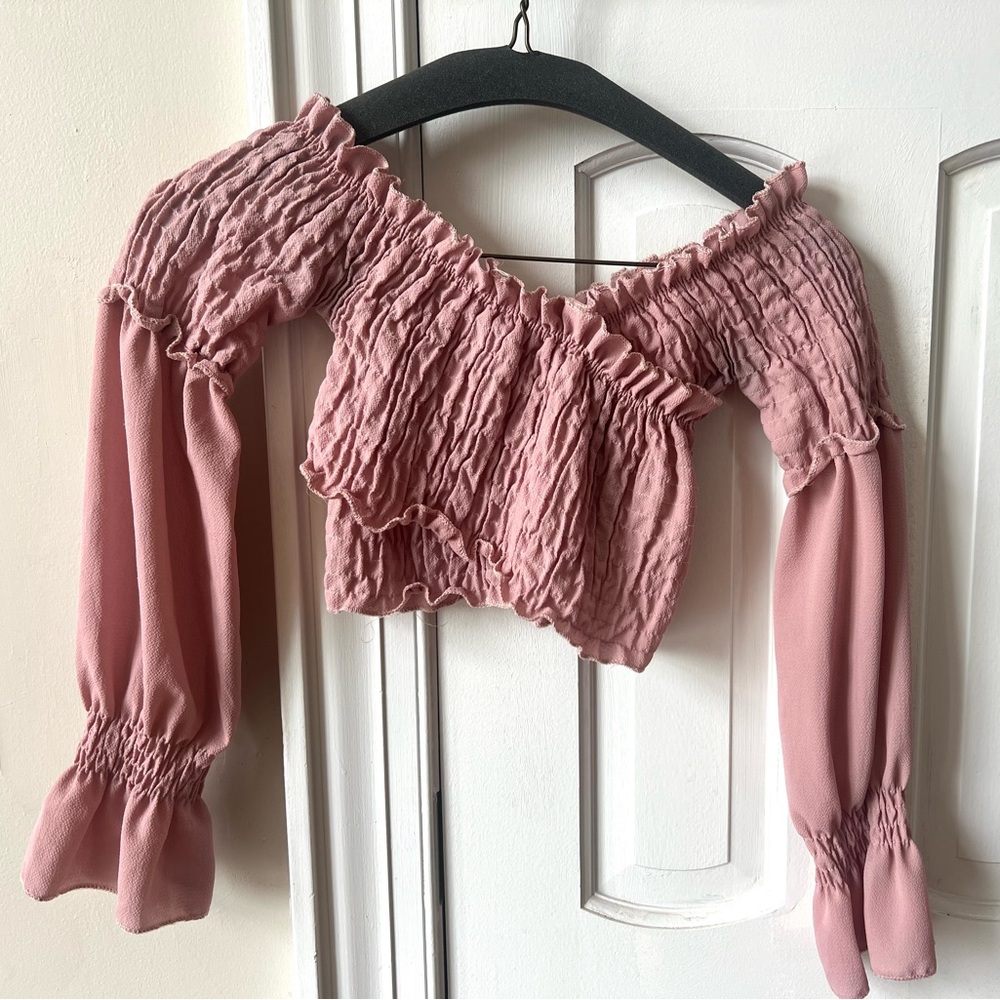 Small Crop Top with Sleeve Ruffles.
